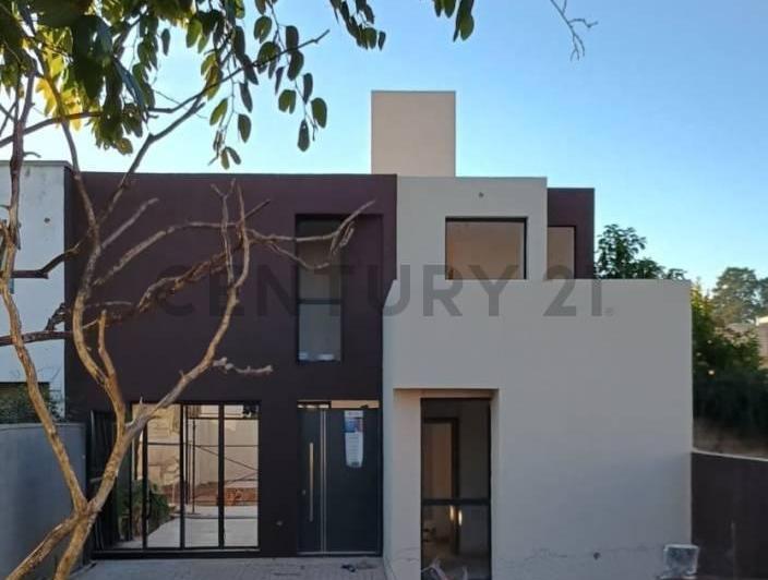 Casa · 125m² · 4 Ambientes · 2 Cocheras