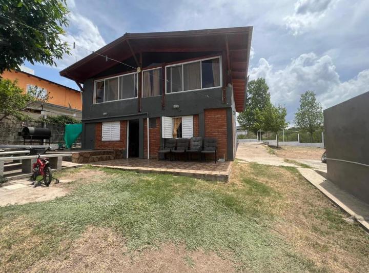 Casa · 220m² · 5 Dormitorios · 3 Cocheras