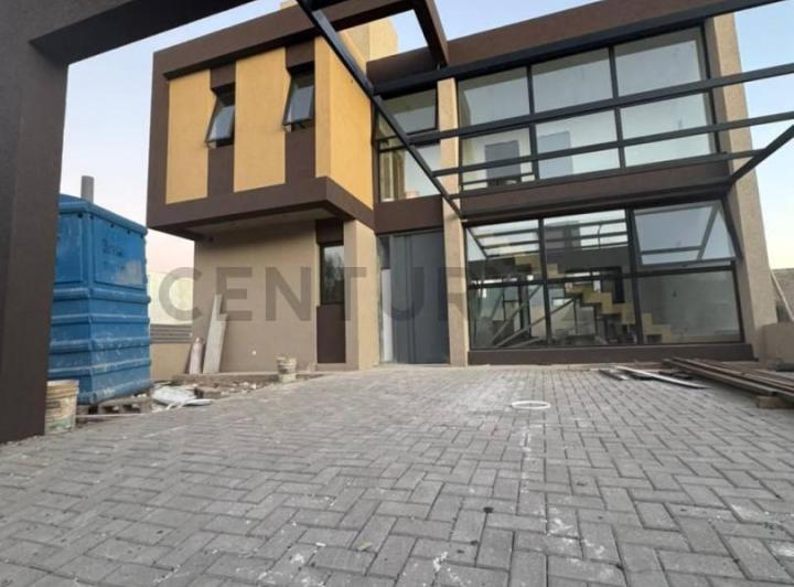 Casa · 140m² · 4 Ambientes · 2 Cocheras