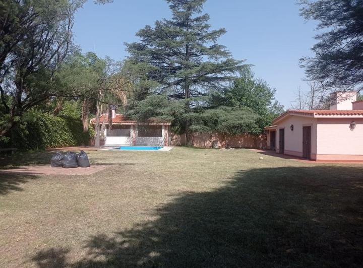 Casa · 250m² · 5 Ambientes · 3 Cocheras