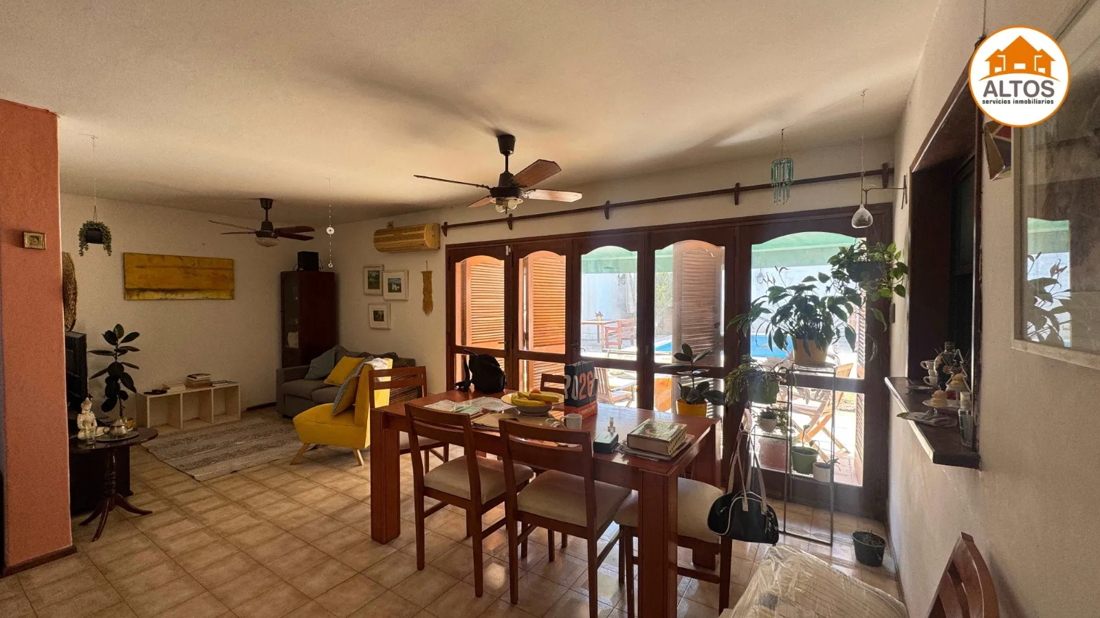 BARRIO SAN SALVADOR-CASA 4 DORMITORIOS Y 4 BAÑOS- TERRENO ESQ. 563m2-COCHERA DOBLE-PILETA-QUINCHO CUBIERTO-CORDOBA