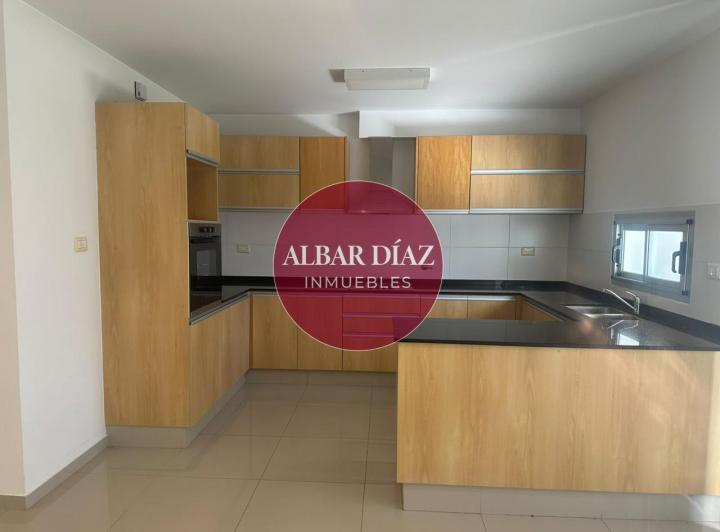 Casa · 180m² · 4 Ambientes · 2 Cocheras