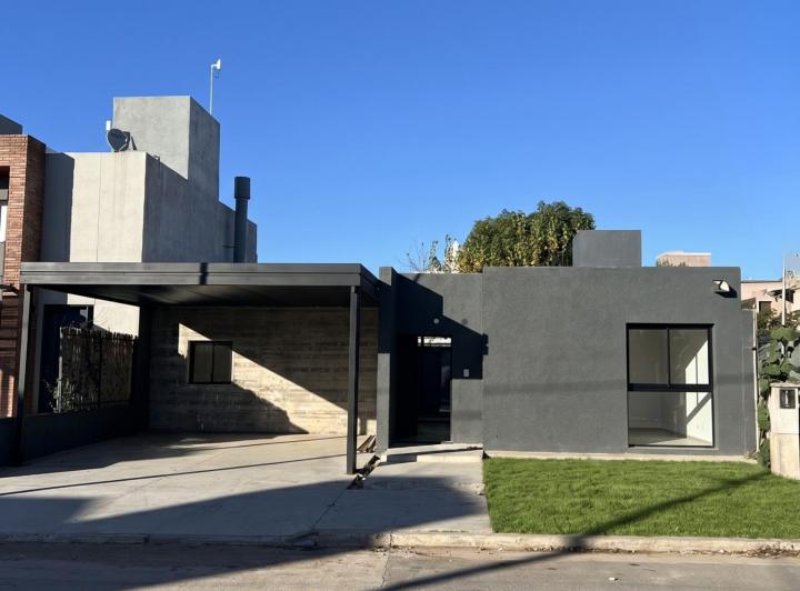 Casa · 135m² · 5 Ambientes · 2 Cocheras