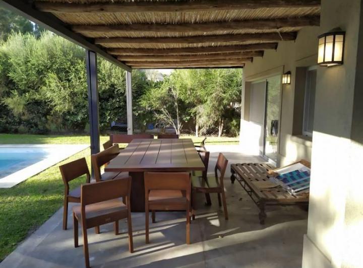 Casa · 190m² · 6 Ambientes · 3 Cocheras