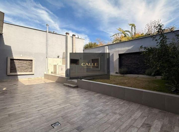 Terreno · 217m² · 5 Ambientes · 2 Cocheras