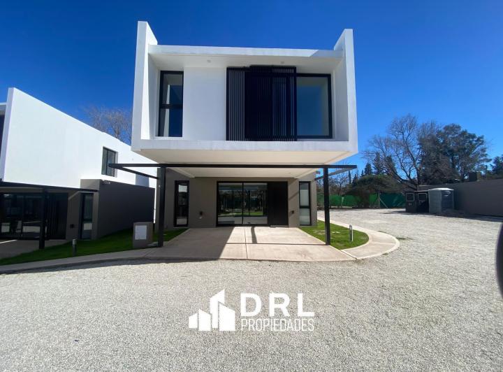 Casa · 140m² · 6 Ambientes · 2 Cocheras