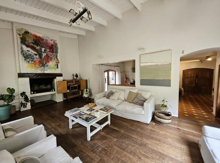Casa · 380m² · 6 Ambientes · 2 Cocheras