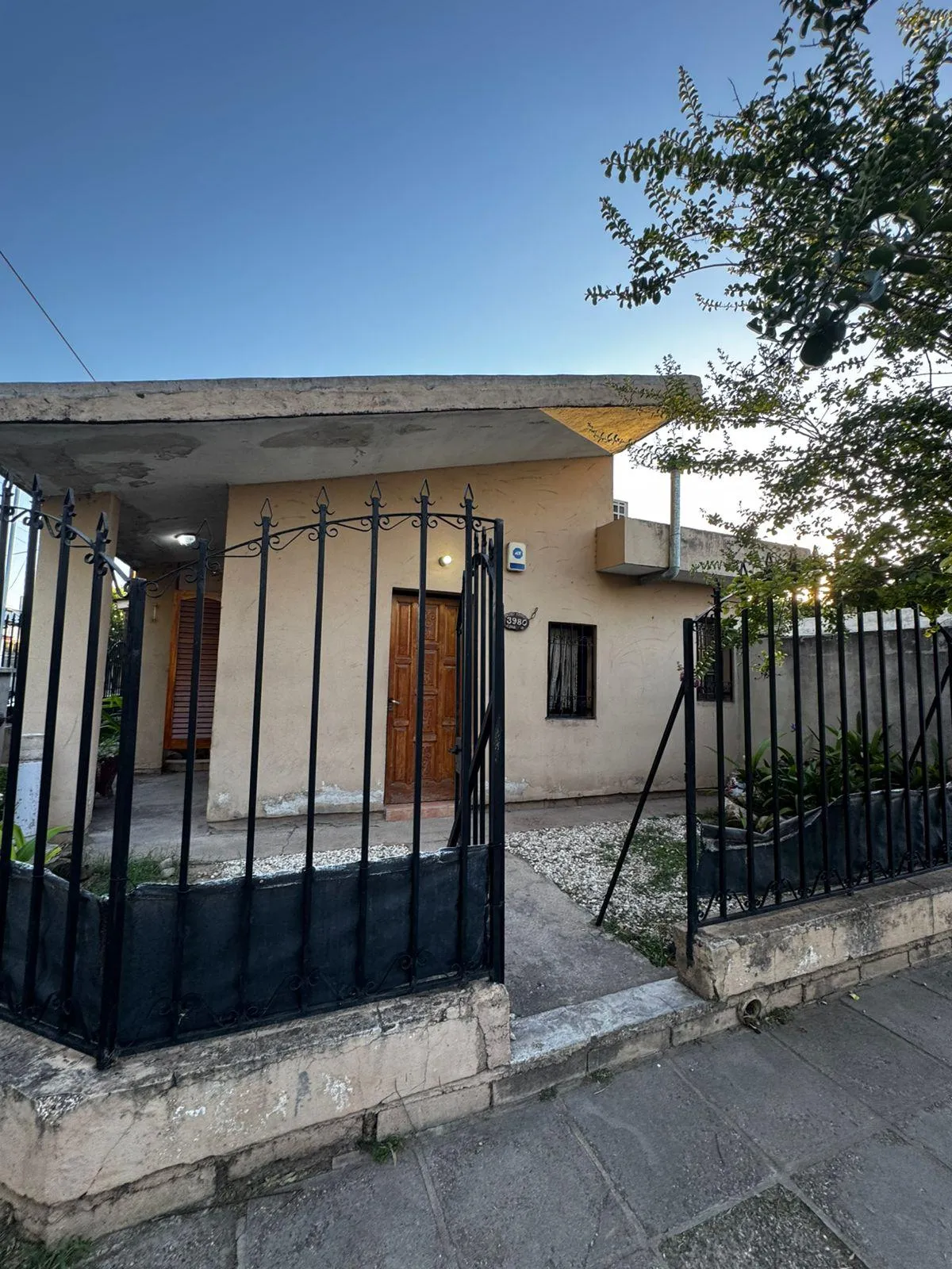 VENTA CASA AMPLIA  3 DORM APTA CREDITO- BARRIO LAMADRID