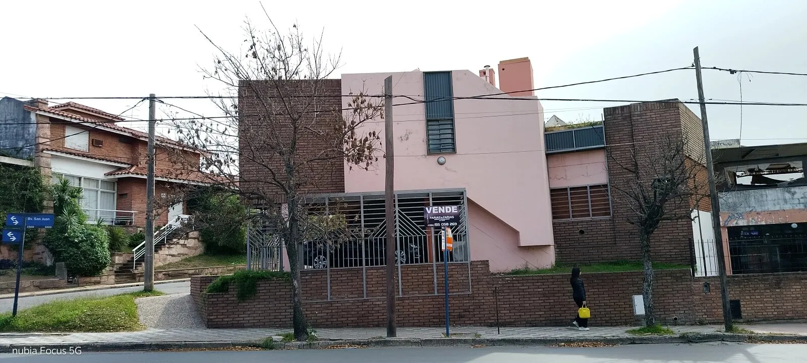 VENTA AMPLIA CASA ESQUINA EN BARRIO PASO DE LOS ANDES!  3 DORMITORIOS - APTA CRÉ...
