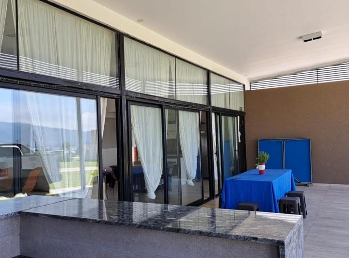 Casa · 250m² · 4 Ambientes · 3 Cocheras