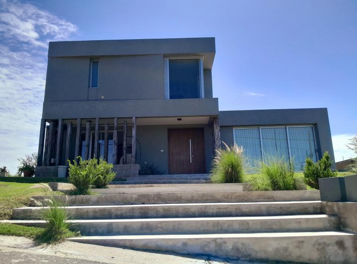 Casa · 420m² · 10 Ambientes · 3 Cocheras