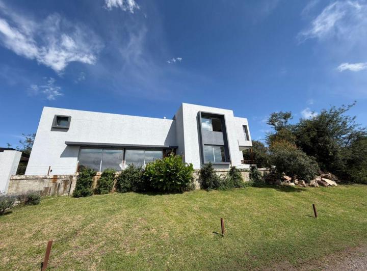 Casa · 250m² · 9 Ambientes · 2 Cocheras