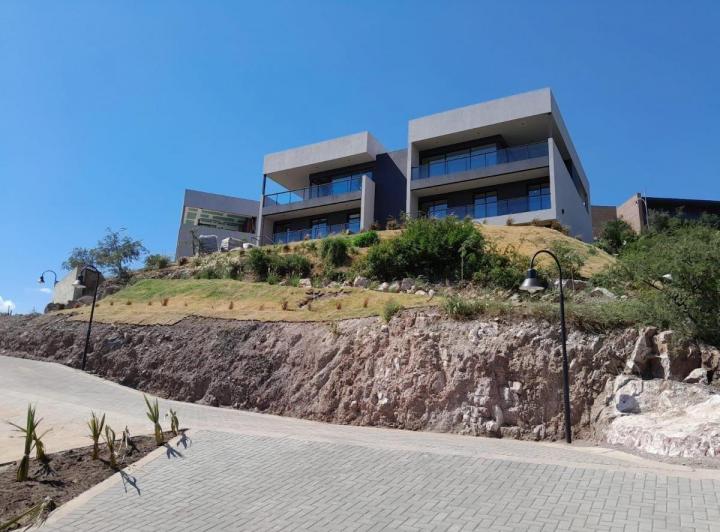 Casa · 240m² · 5 Ambientes · 2 Cocheras