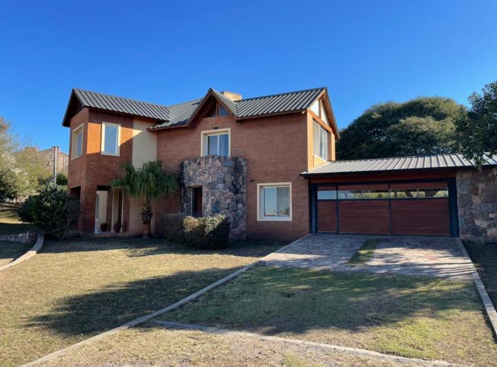 Casa · 280m² · 8 Ambientes · 2 Cocheras