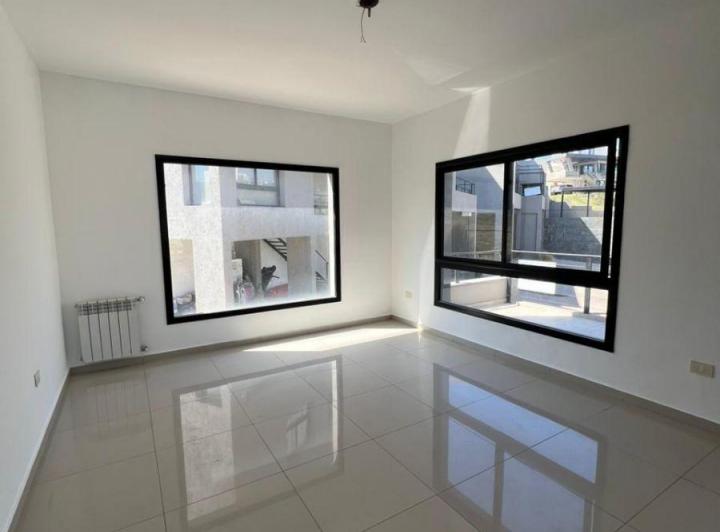 Casa · 250m² · 5 Ambientes · 2 Cocheras