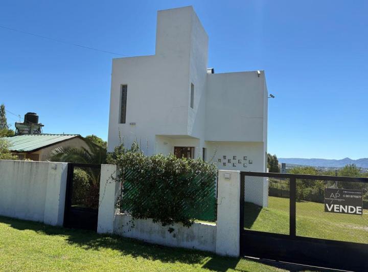 Casa · 104m² · 2 Dormitorios · 1 Cochera