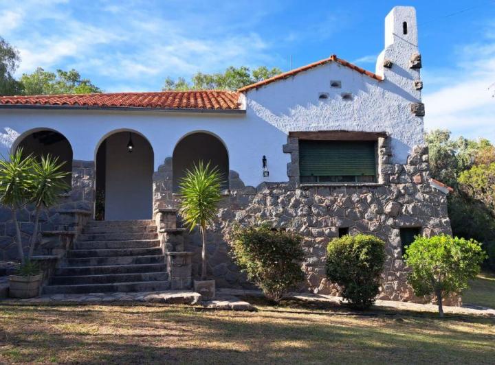 Casa · 341m² · 8 Ambientes · 1 Cochera