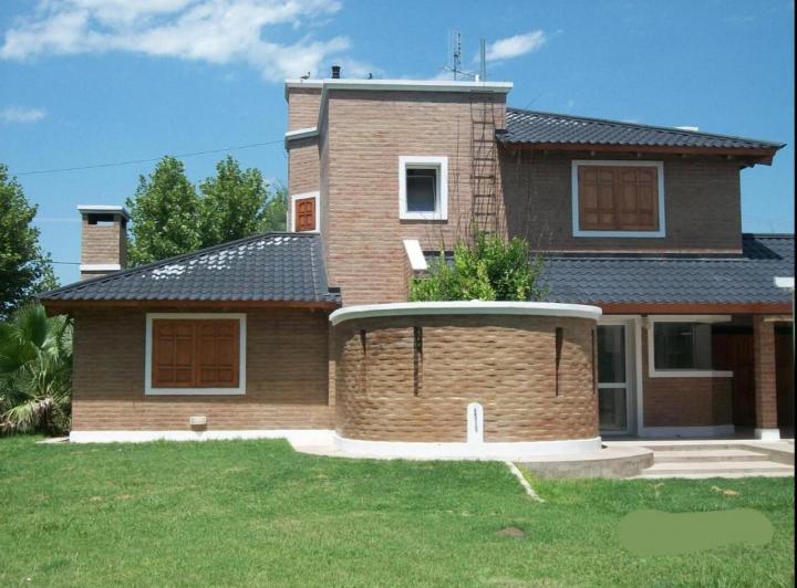 Casa · 220m² · 5 Ambientes · 2 Cocheras