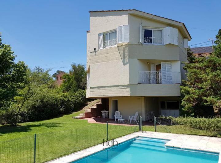 Casa · 160m² · 8 Ambientes · 1 Cochera