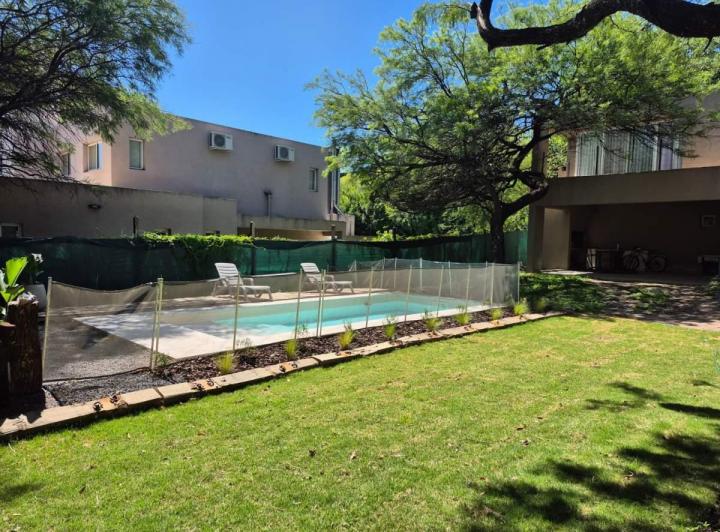 Casa · 320m² · 8 Ambientes