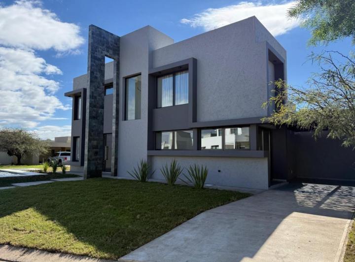 Casa · 150m² · 5 Ambientes · 2 Cocheras