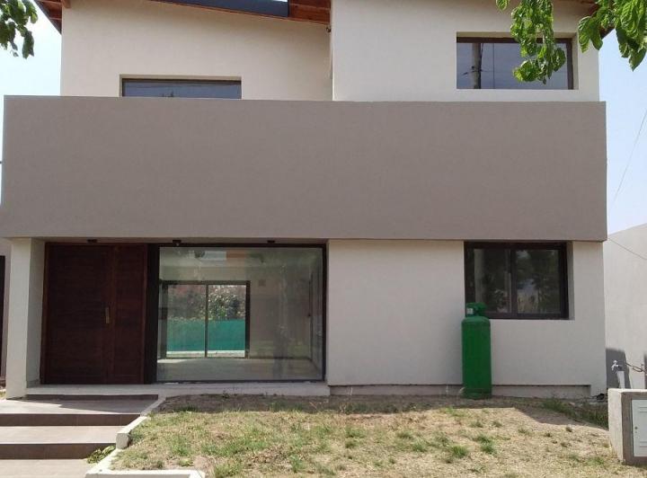 Casa · 250m² · 6 Ambientes · 2 Cocheras