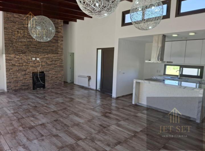 Casa · 180m² · 4 Ambientes · 2 Cocheras