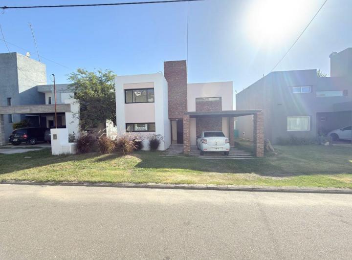 Casa · 210m² · 4 Ambientes · 1 Cochera
