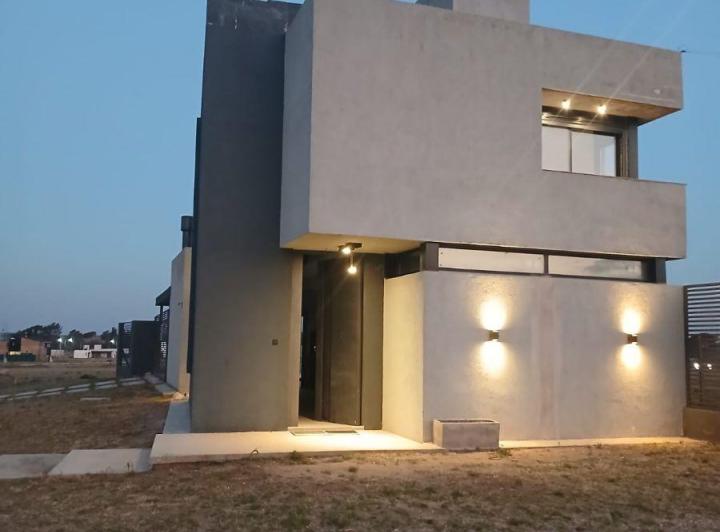 Casa · 140m² · 6 Ambientes · 2 Cocheras