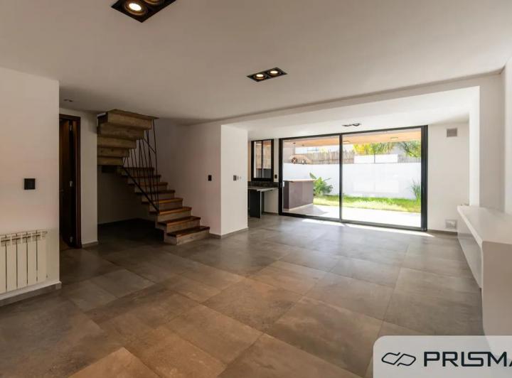 Casa · 194m² · 10 Ambientes · 2 Cocheras