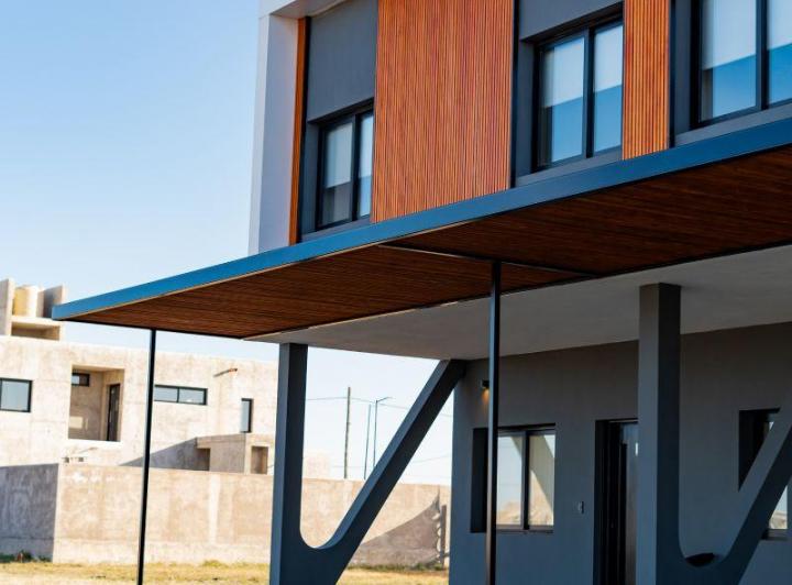 Casa · 98m² · 6 Ambientes · 2 Cocheras