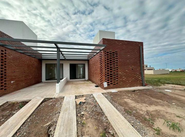 Casa · 180m² · 3 Ambientes · 1 Cochera