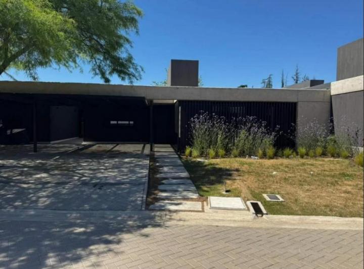 Casa · 190m² · 7 Ambientes · 2 Cocheras