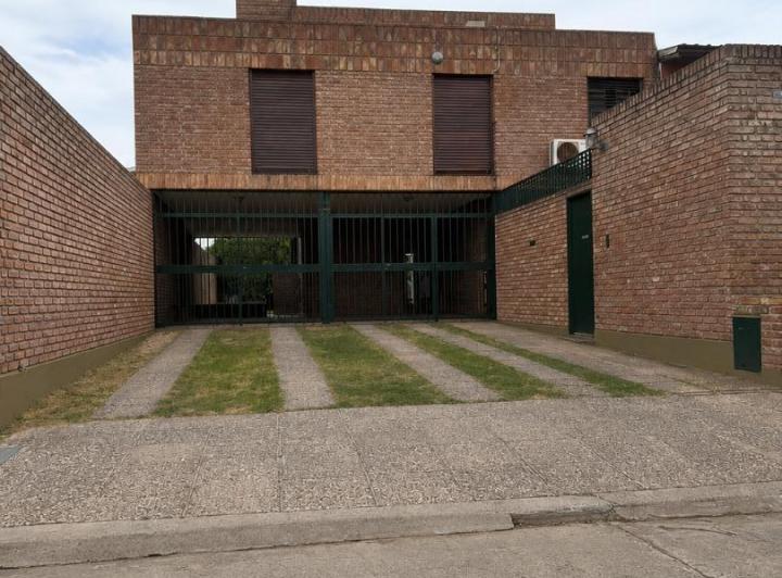 Casa · 250m² · 4 Ambientes · 4 Cocheras