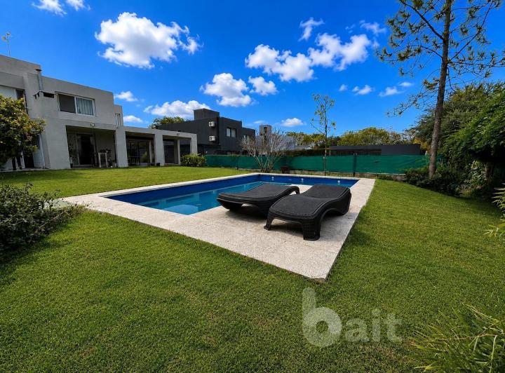 Casa · 251m² · 3 Ambientes · 2 Cocheras