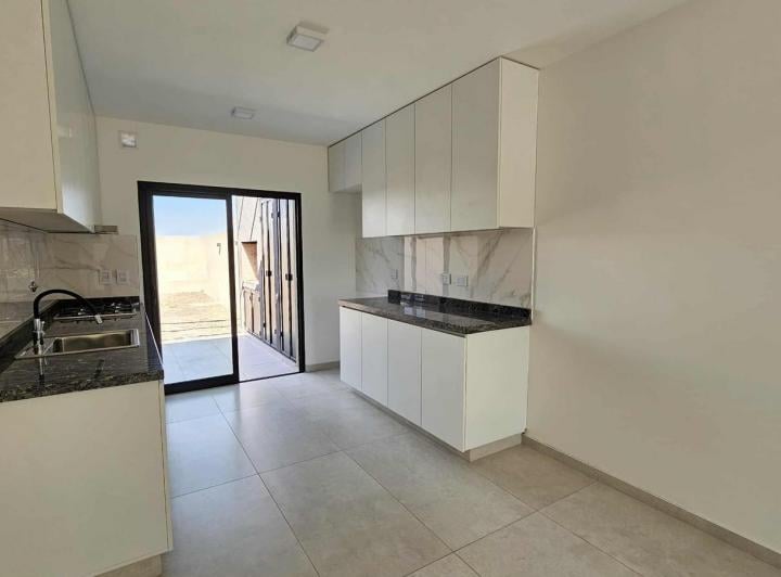 Casa · 71m² · 4 Ambientes · 1 Cochera
