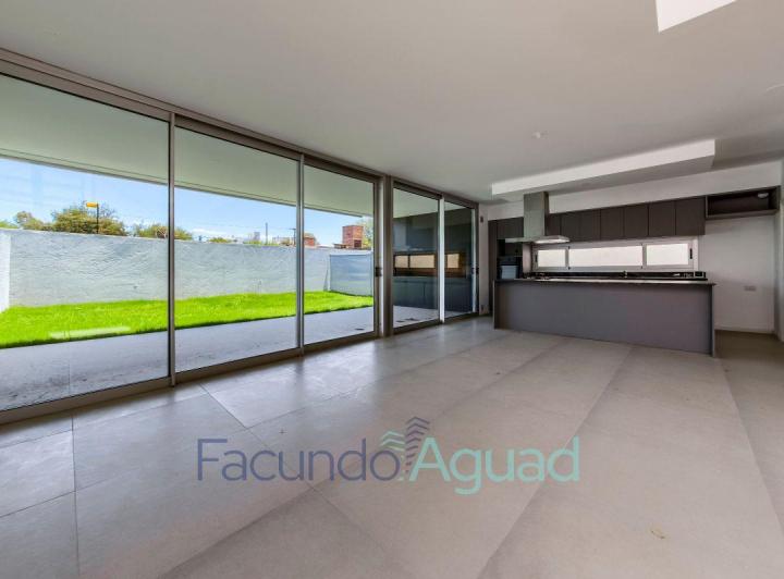 Casa · 208m² · 7 Ambientes · 2 Cocheras