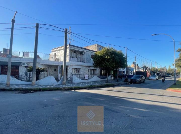 Casa · 335m² · 6 Ambientes · 2 Cocheras