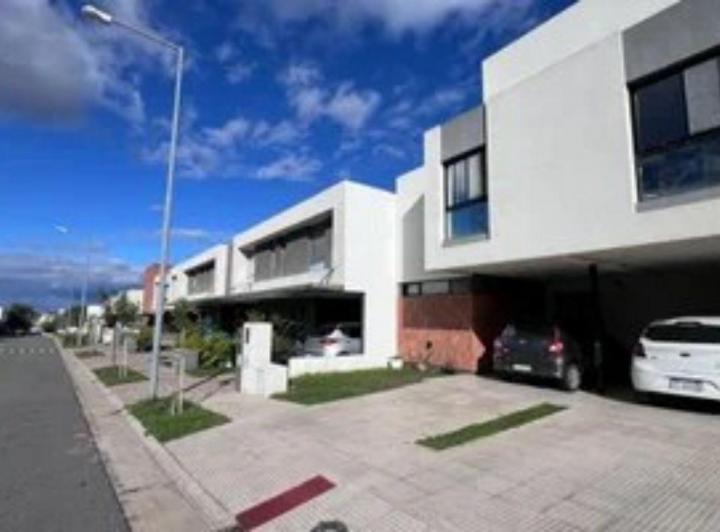 Casa · 4 Ambientes · 1 Cochera