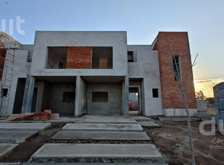 Casa · 165m² · 5 Ambientes · 2 Cocheras