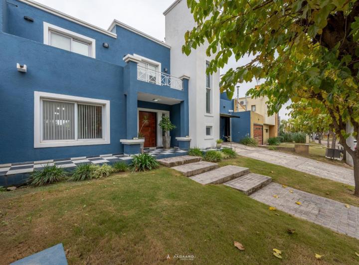 Casa · 325m² · 9 Ambientes · 1 Cochera