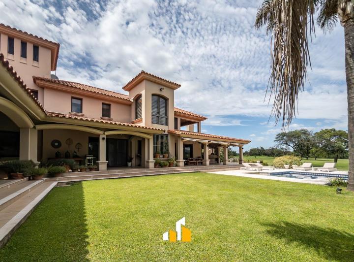 Casa · 900m² · 6 Ambientes · 4 Cocheras