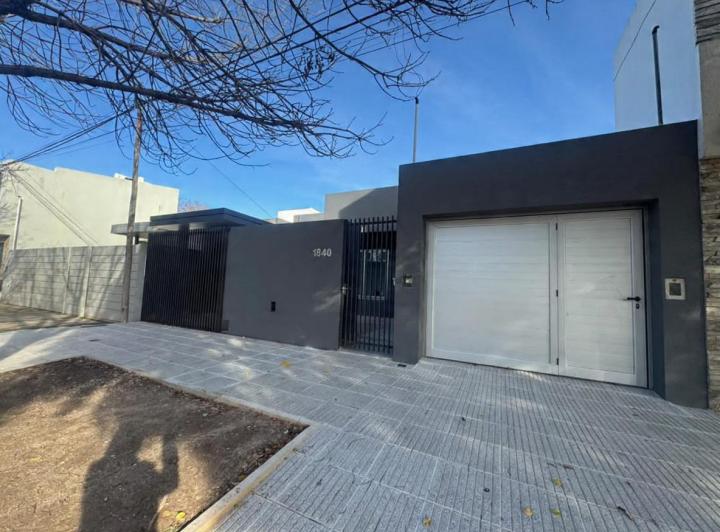 Casa · 143m² · 3 Ambientes · 2 Cocheras