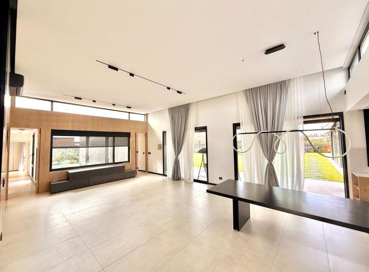 Casa · 276m² · 4 Ambientes · 2 Cocheras
