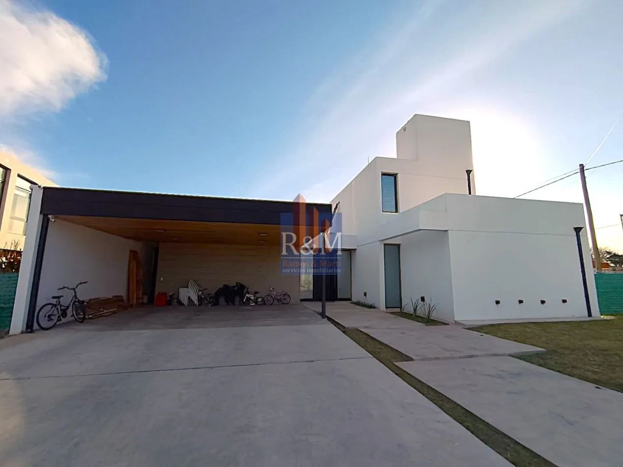 LAS CORZUELAS: CASA 4D, GALERIA Y PILETA