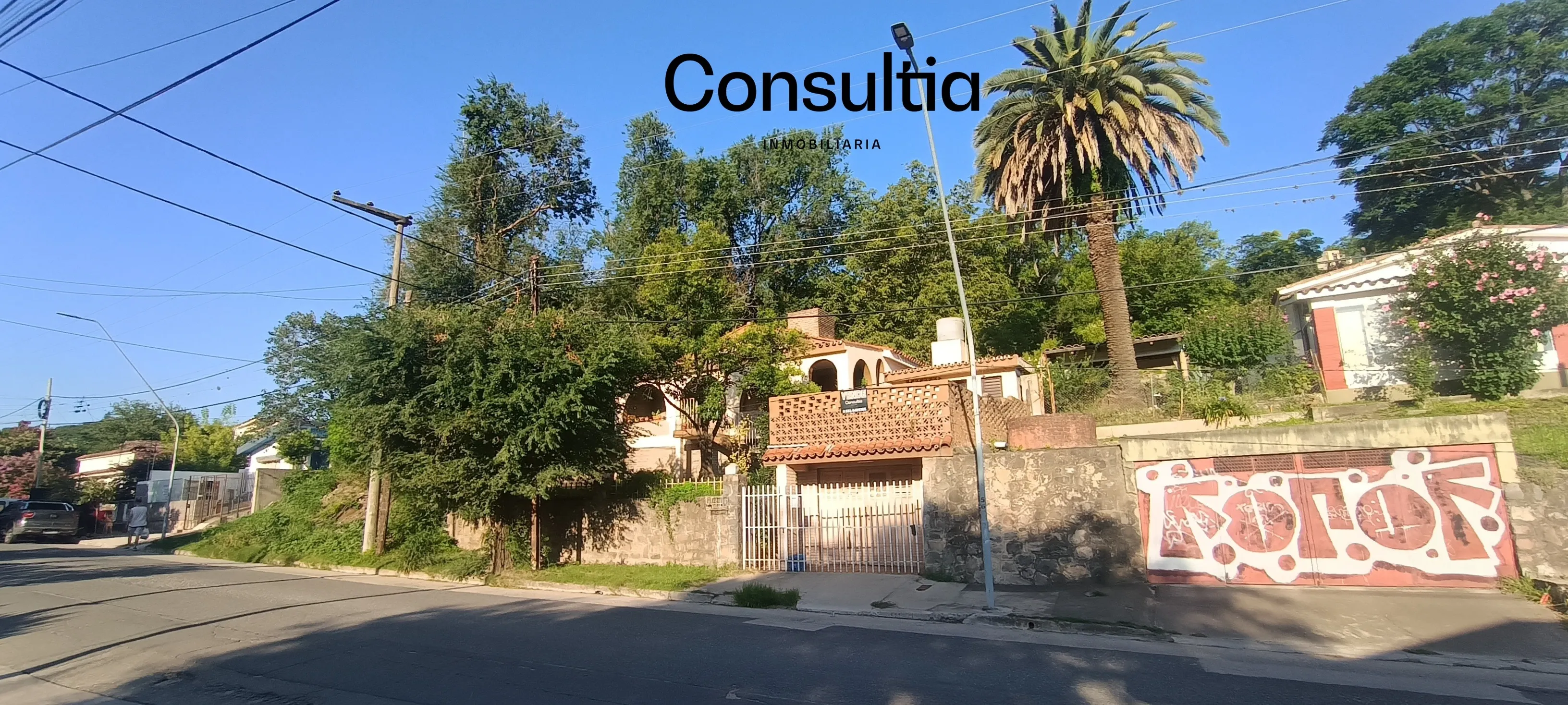 RIO CEBALLOS .CASA DE 2 DORM SOBRE AV. SARMIENTO, CÉNTRICA , COCHERA , CON RENTA