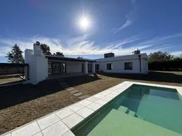 Casa en venta Country Causana 3 dormitorios, gran galería y patio con pileta