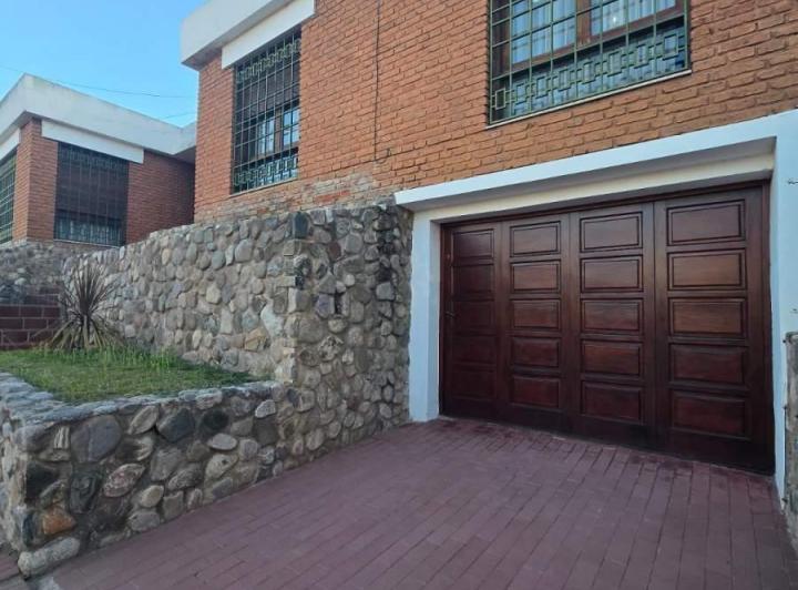 Casa · 245m² · 7 Ambientes · 1 Cochera