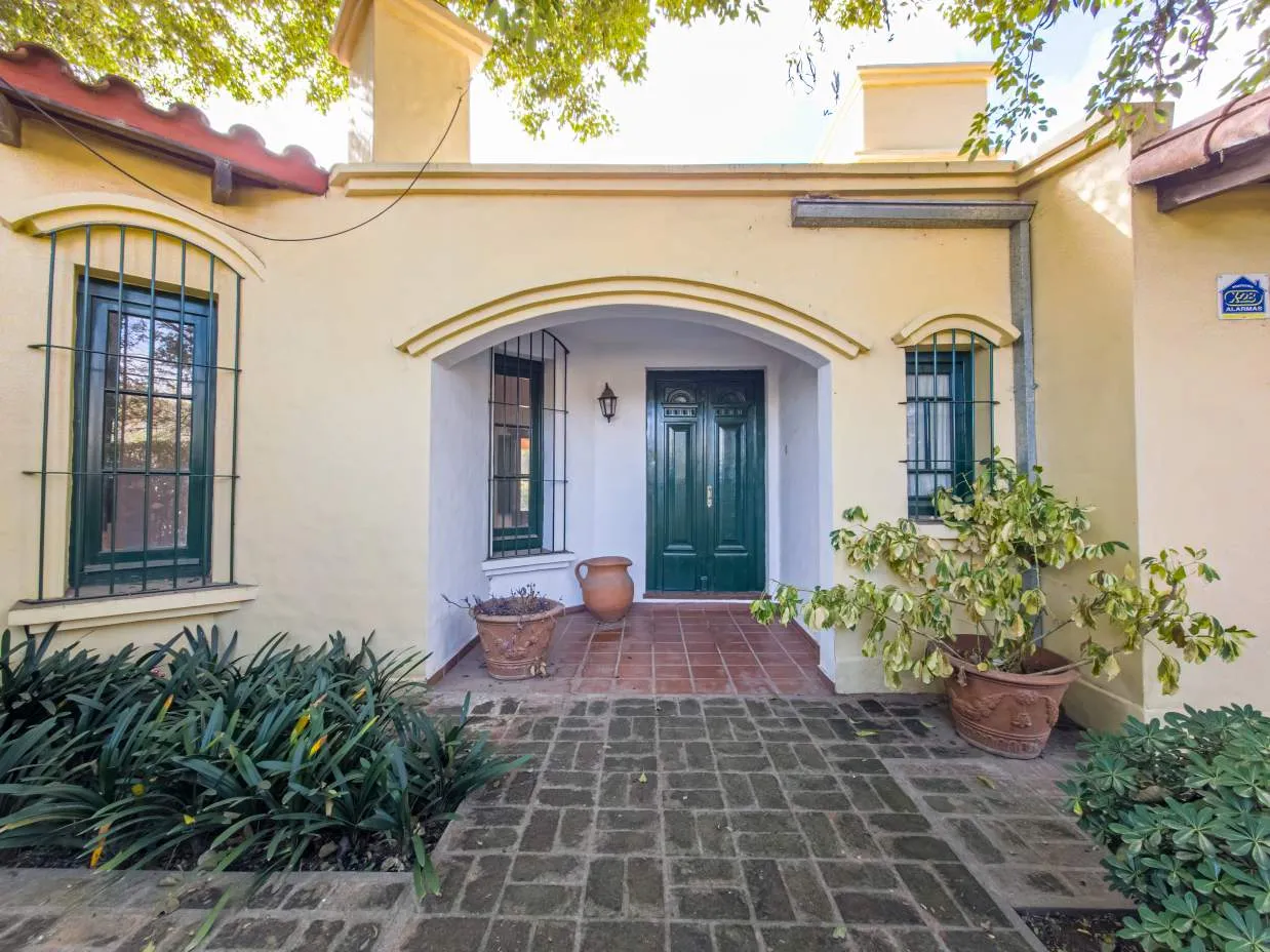 VENTA CASA 3 DORM 1 BAÑO GARAGE 2 VEHÍCULOS PILETA VILLA ALLENDE B LOMA ESTE.