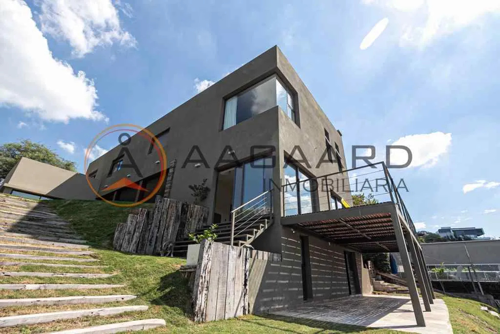 CASA EN VENTA EN CINCO LOMAS R/M 4 DORMITORIOS Y PILETA